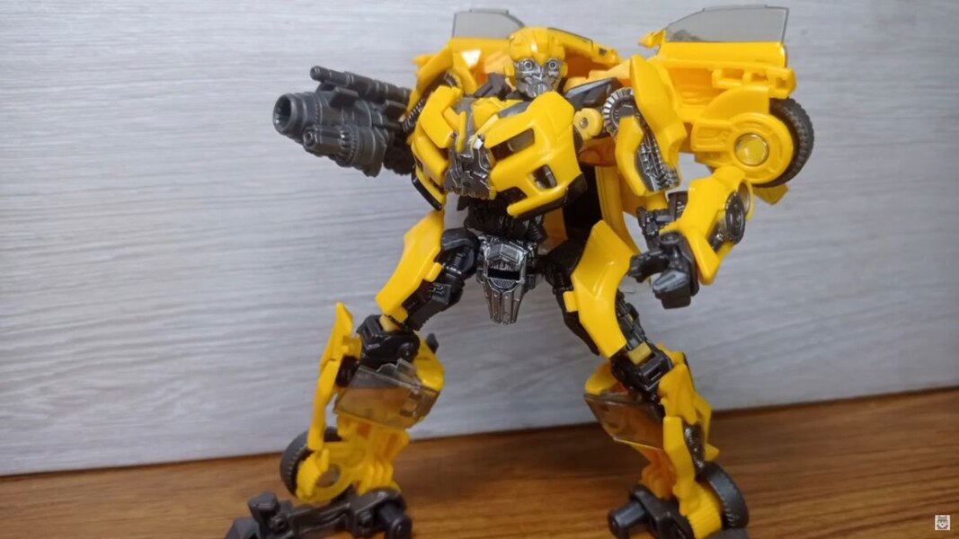 Transformers Studio Series 87 DOTM Bumblebee In Hand Image  (1 of 15)